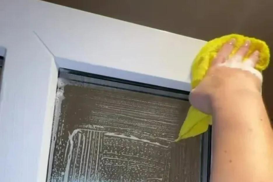 I’m a traveller & I spend 40 mins a day cleaning my front & back door – people say it’s excessive but it’s important