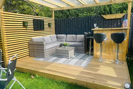 I couldn’t afford the quote for my pergola & outdoor bar so I built it myself using old pallets – and saved £1.5k