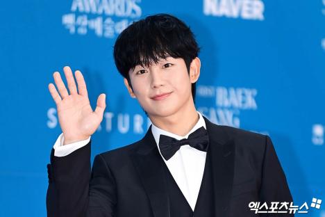 Stars Grace The Red Carpet At 61st Baeksang Arts Awards 17