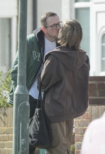Convicted pedophile Jeremy Forrest kissing his girlfriend.