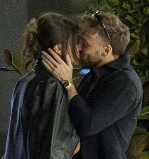 Sam Thompson and Samie Elishi kissing.