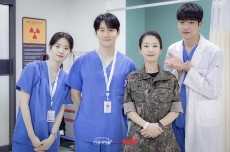 “Resident Playbook” Cast Warms Hearts Behind The Scenes With Special Cameos From “Hospital Playlist” Stars 4