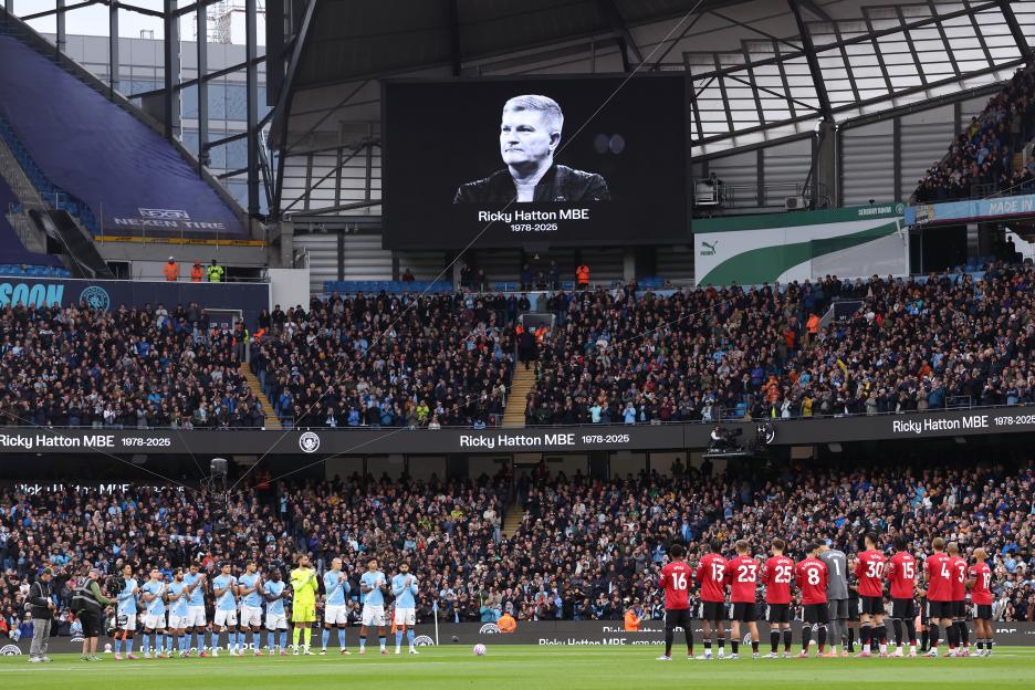 Manchester City and Manchester United players applauding in memory of Ricky Hatton MBE.