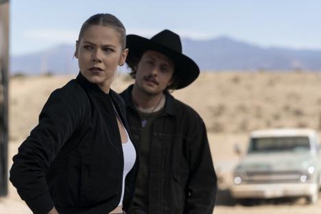 Lily Cowles and Michael Vlamis in a scene from Roswell, New Mexico.