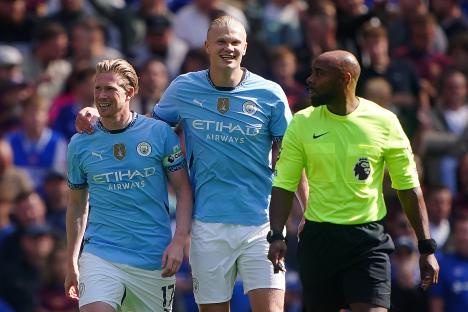 Erling Haaland and Kevin De Bruyne celebrating a goal.