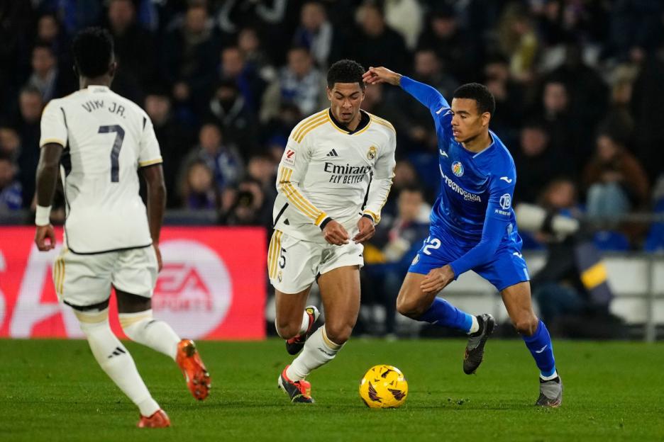 RESTRICTED TO EDITORIAL USE Mandatory Credit: Photo by Jose Breton/NurPhoto/REX/Shutterstock (14328235dp) Mason Greenwood right winger of Getafe and England and Jude Bellingham central midfield of Real Madrid and England compete for the ball during the LaLiga EA Sports match between Getafe CF and Real Madrid CF at Coliseum Alfonso Perez on February 1, 2024 in Getafe, Spain. Getafe CF v Real Madrid CF - LaLiga EA Sports, Spain - 01 Feb 2024