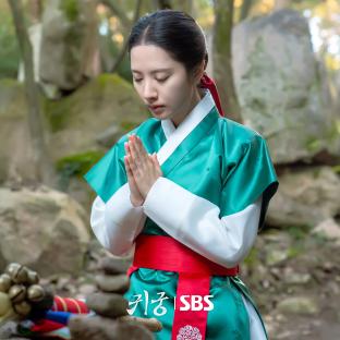 Yook Sungjae And Kim Ji Yeon Face Ominous Force During Summoning Ritual In “The Haunted Palace” 5