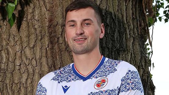 ‘Looks like a Wetherspoons plate’ slam bemused Reading fans as new football kit is unveiled