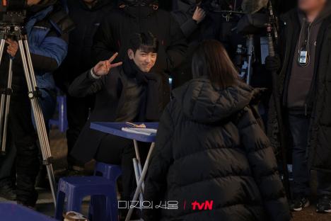 Park Bo Young And Jinyoung Brighten The Set With Their Playful Chemistry In “Our Unwritten Seoul” 6