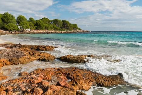 Brit tourist, 41, dies after plunging 16ft off wall in Majorca beach resort Cala Agulla after ‘losing his balance’