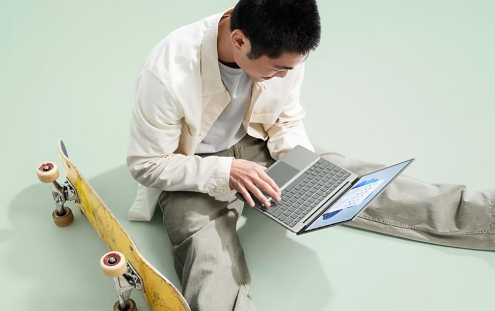Person using a Microsoft laptop.