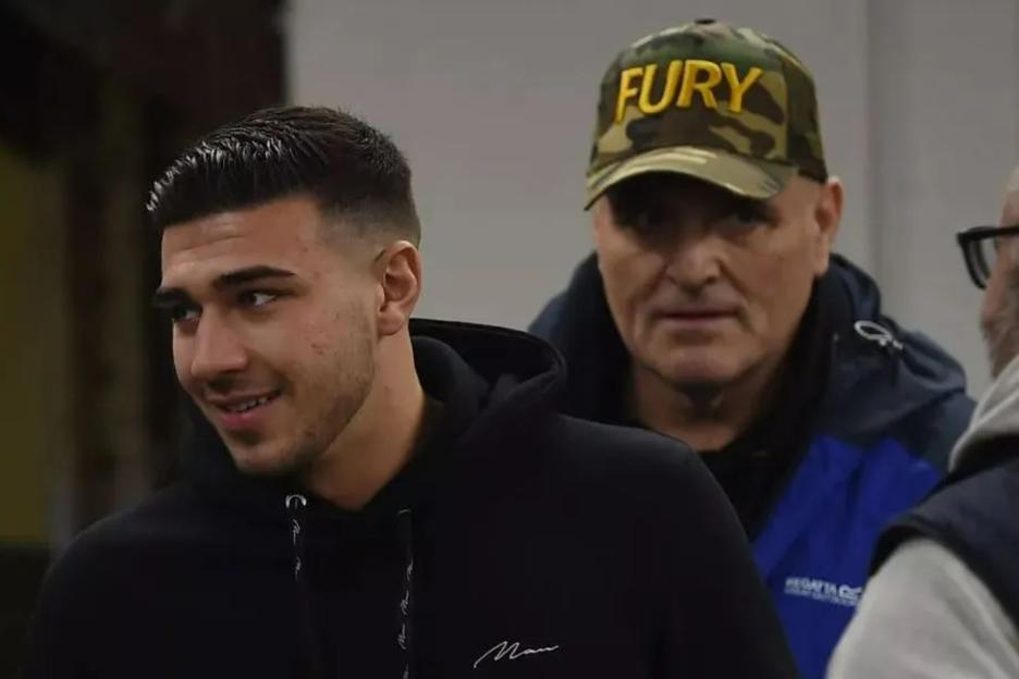 Tommy Fury’s dad John admits he TOLD Molly to leave boxer during booze battle saying ‘he doesn’t think that much of you’