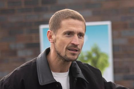 First look as Hollywood star joins Coronation Street family as long lost brother – and is immediately punched