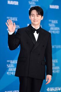 Stars Grace The Red Carpet At 61st Baeksang Arts Awards 3
