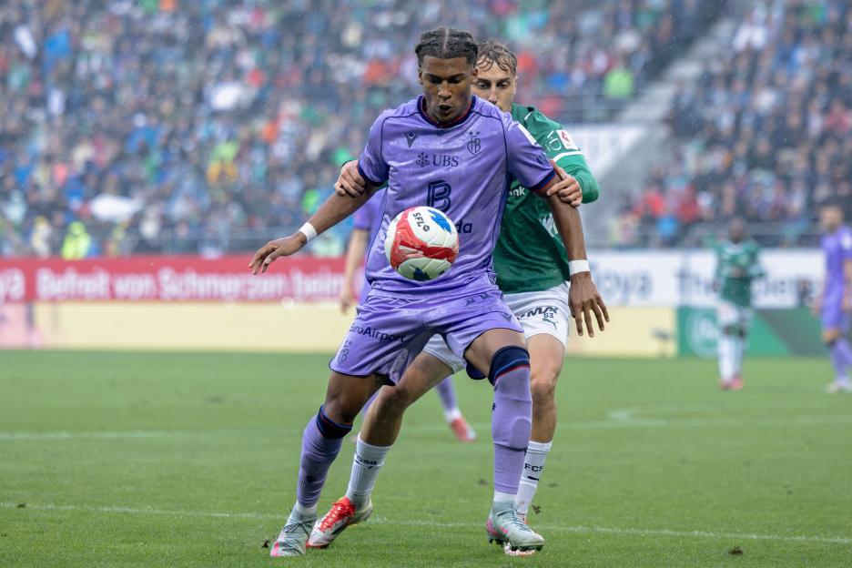 Arlet Junior Zé (39 Basel) dueling for the ball with Corsin Konietzke (63 FCSG) during a Brack Super League football match.