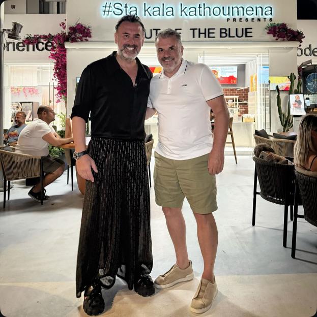 Ange Postecoglou and Stefanos Saratsis posing together.