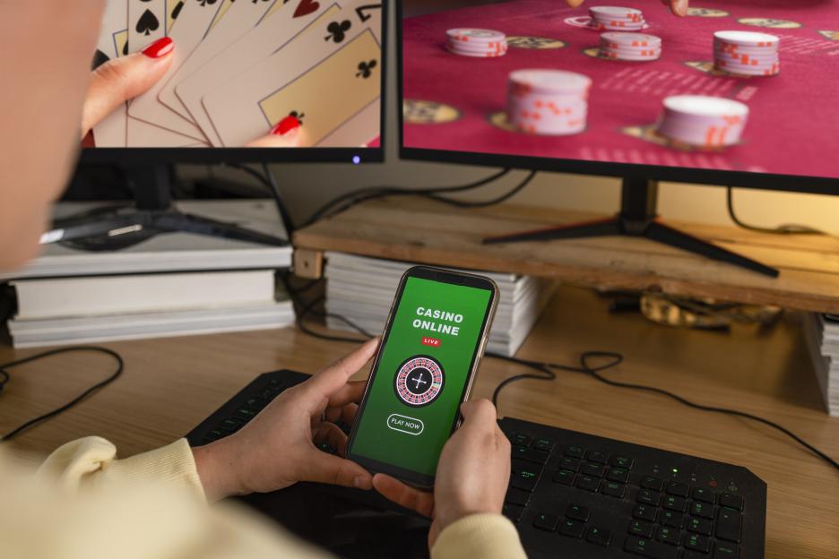 a person holding a cell phone that says casino online