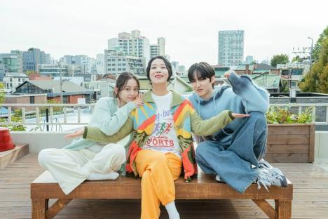 &#8220;Spring Of Youth&#8221; Stars Show Off Adorable Real-Life Chemistry In Behind-The-Scenes Photos 5