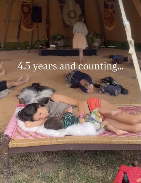 Jasmine Hemsley tandem feeding her children on an Instagram post.
