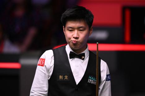 Zhao Xintong at the snooker table.