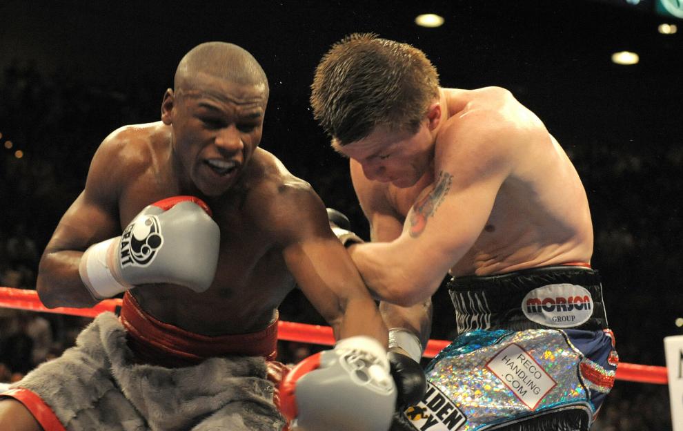 Floyd Mayweather Jr. boxing Ricky Hatton.