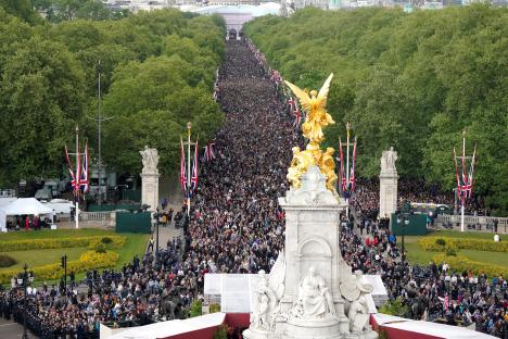 Large crowd on The Mall near Buckingham Palace during VE Day anniversary.
