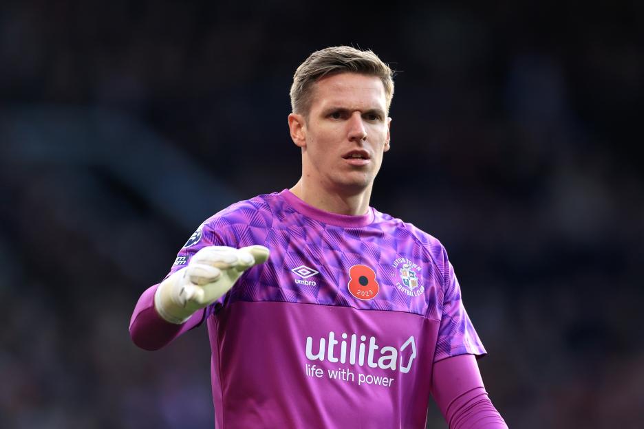 Luton Town goalkeeper Thomas Kaminski during a match.