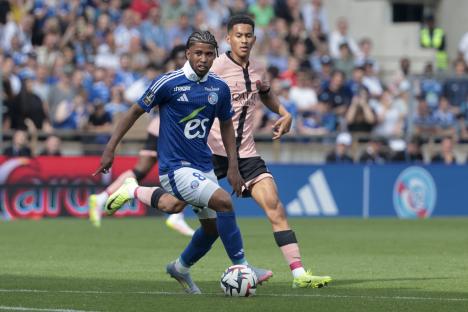 Andrey Santos of Strasbourg and Senny Mayulu of PSG during a Ligue 1 football match.