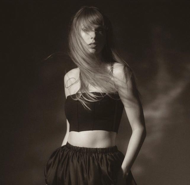 Taylor Swift Sparks Excitement with 2026 Calendar Tease – Stunning in a Windswept Shot, Black Crop Top, and a Bed Sheet!