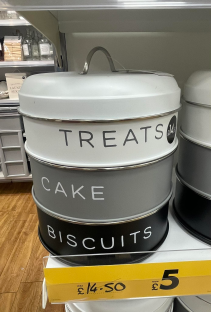 Three-tiered cake tin with