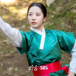 Yook Sungjae And Kim Ji Yeon Face Ominous Force During Summoning Ritual In “The Haunted Palace” 6