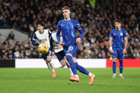 LONDON, ENGLAND - DECEMBER 08: Cole Palmer of Chelsea scores a penalty goal to make it 2-4 during the Premier League match between Tottenham Hotspur FC and Chelsea FC at Tottenham Hotspur Stadium on December 08, 2024 in London, England. (Photo by Catherine Ivill - AMA/Getty Images)
