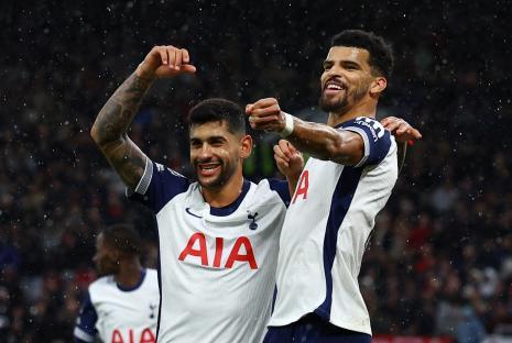 Tottenham Hotspur players celebrating a goal.