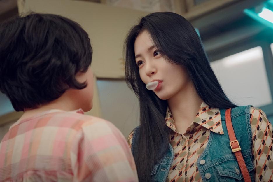 Shin Ye Eun Is A Defiant, Bubble-Blowing 1980s Teenager In New Drama “A Hundred Memories”