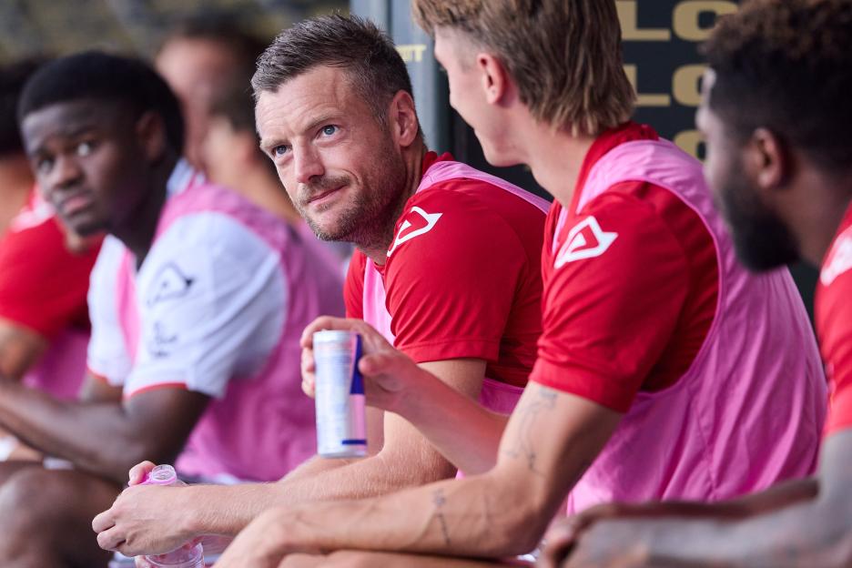 Jamie Vardy’s new Cremonese team-mates copy Leicester legend’s crazy habit as he makes Serie A debut in front of Rebekah