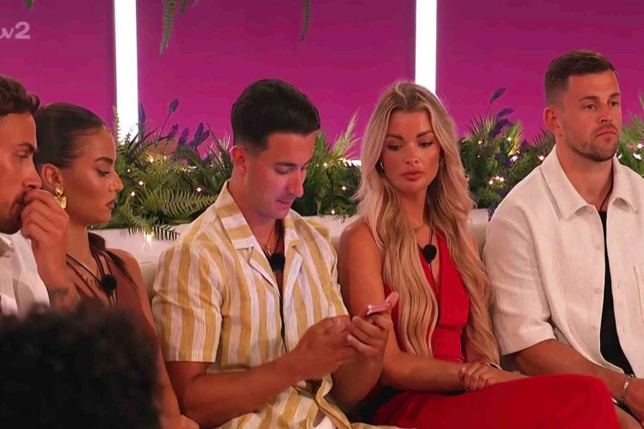 Love Island fans spot ‘giveaway clue’ that axed villa girl IS returning to Casa Amor