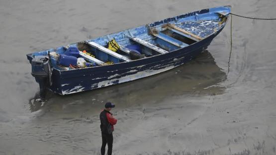 Boat overtuns in California, kills three