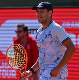 Pavel Kotov playing tennis.