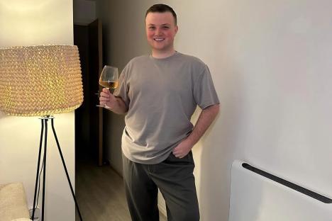 Netflix star shows off incredible 6.5 stone weight loss after a year on fat jabs