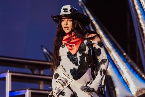 Jade performing at Mighty Hoopla Festival.