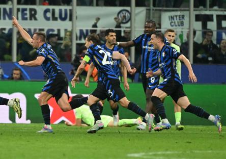 Inter Milan players celebrating a goal.