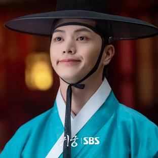 &#8220;The Haunted Palace&#8221; Stars Yook Sungjae And Kim Ji Yeon Charm Fans With Adorable Behind-The-Scenes Photos 11