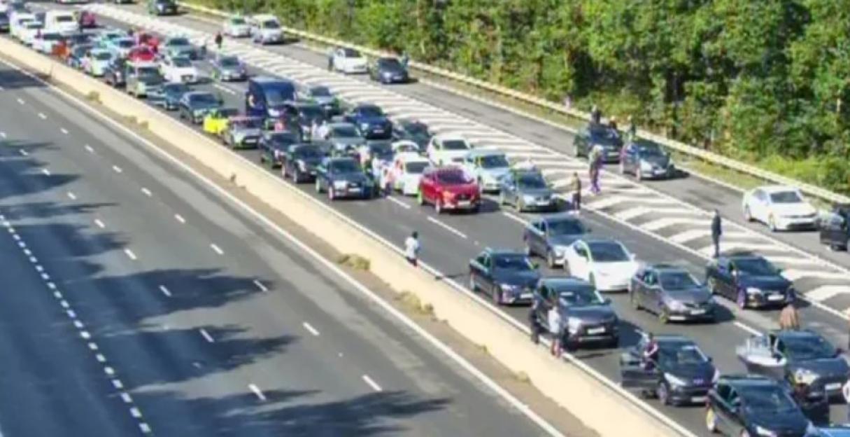 M3 traffic: Drivers abandon cars as motorway shuts in BOTH directions with air ambulance deployed