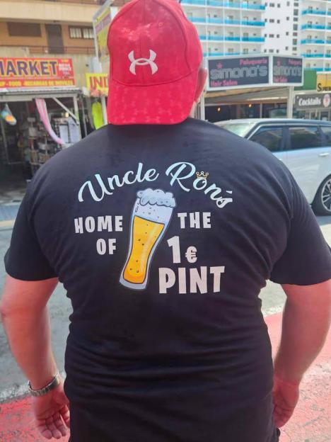 Person wearing a t-shirt that says "Uncle Ron's, Home of the 1€ Pint".