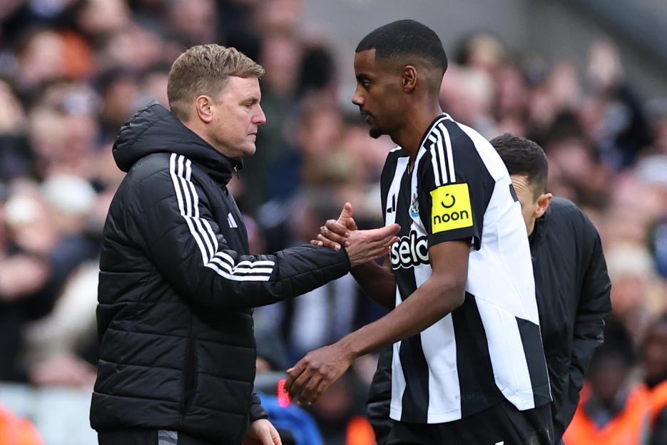 Alexander Isak of Newcastle United shaking hands with Eddie Howe, the team's head coach.