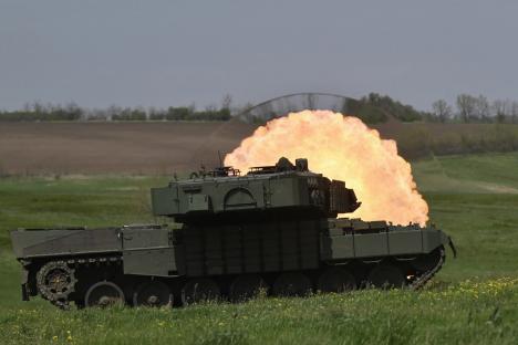 Ukrainian tank crew firing a Leopard 2A4 tank.
