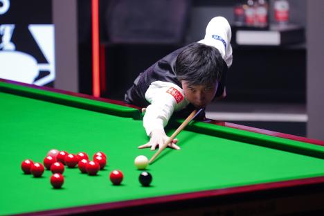 Zhao Xintong playing snooker.