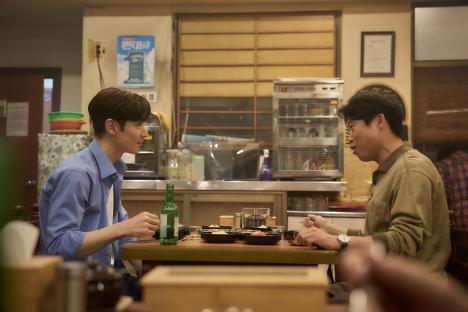 Lee Je Hoon, Yoo Hae Jin, Son Hyun Joo, And More Navigate A Financial Crisis In New Film &#8220;Big Deal&#8221; 7