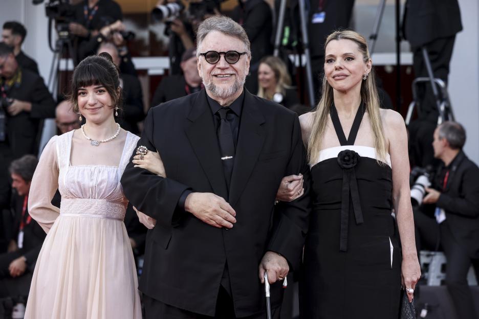 Guillermo del Toro with Marisa del Toro and Kim Morgan on a red carpet.