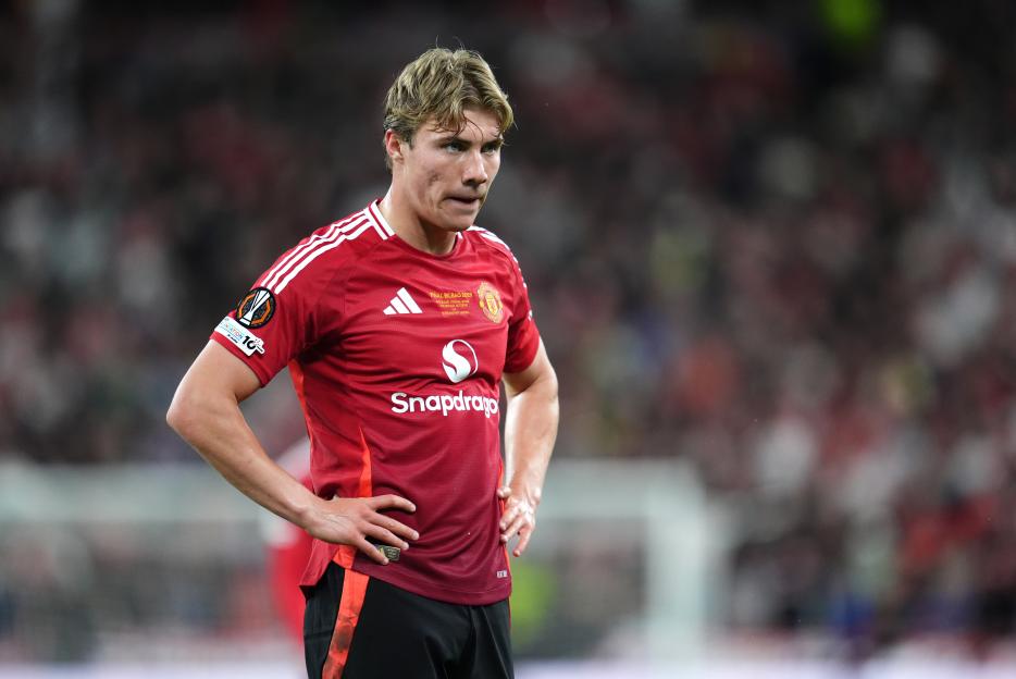 Rasmus Hojlund in Manchester United uniform.